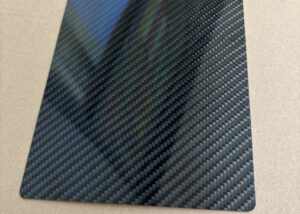 Närbild av E-YOUNG Composites kolfiberklistermärken i 3K Twill Glossy och Matte finish, som visar skillnaden i reflektionsförmåga